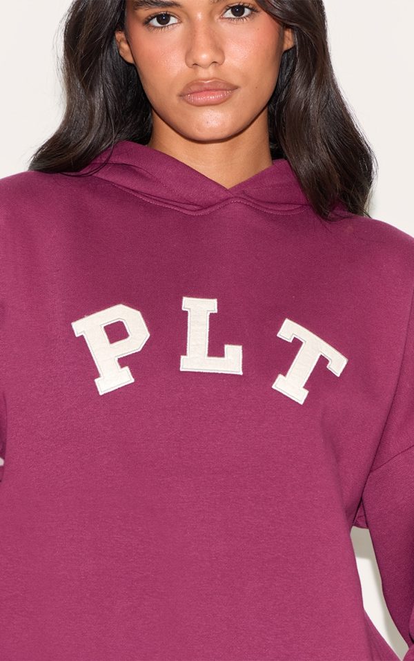 7268d30ee6ec3627ab2d8c696b8b20194fdf1409_CNL9013_4_prettylittlething_plum_contrasting_print_logo_oversized_hoodie