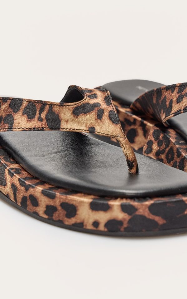 75084ed3da567f67ad0601d323a078e7ab0102a0_CNL6570_4_leopard_satin_round_toe_thong_flatform_sandals