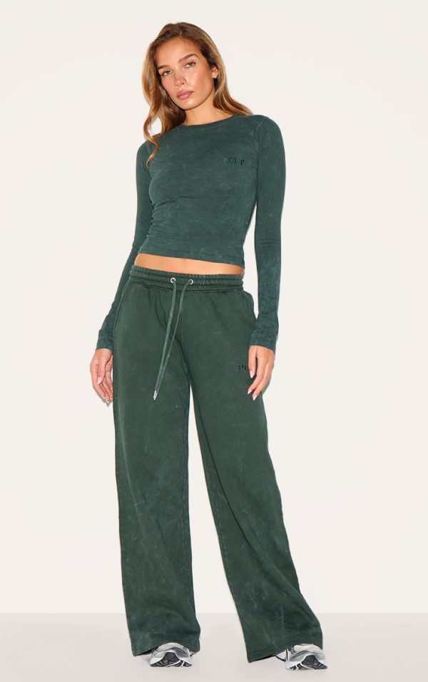 751d390b366a94723327d9c992e079d85634d842_CNK5073_3_prettylittlething_forest_green_washed_longline_cotton_long_sleeve_fitted_t_shirt