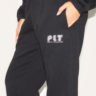 75b379c0522af71def51ee11386b5941dd31716c_CNK1542_4_prettylittlething_black_oversized_cuffed_joggers