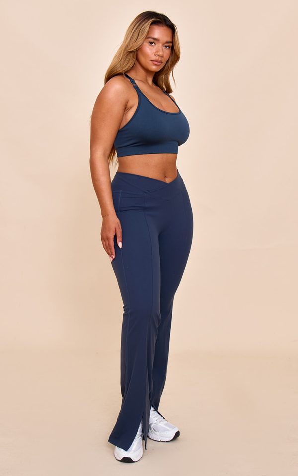 76141e5ee8a3694c9162930e5634035c4808502a_CNM2092_3_shape_navy_seamless_active_scoop_cupped_sports_bra