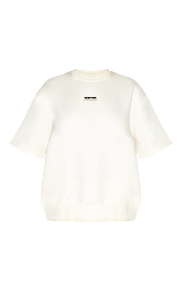 764734060849a732893d059372a9968bdc5888ac_CNI1468_5_prettylittlething_cream_badge_detail_oversized_short_sleeve_sweatshirt