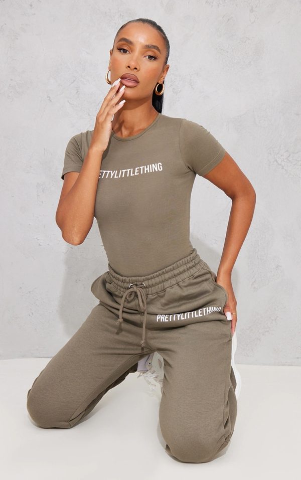 765d4cb79cf939ed89bd651b87f339e578c33685_CNF2380_1_prettylittlething_logo_sage_khaki_short_sleeve_bodysuit