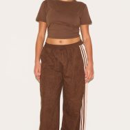 776b145e23089cf455613cde7415ce79e110f7b4_CNL9674_3_prettylittlething_plus_chocolate_cropped_baby_tee