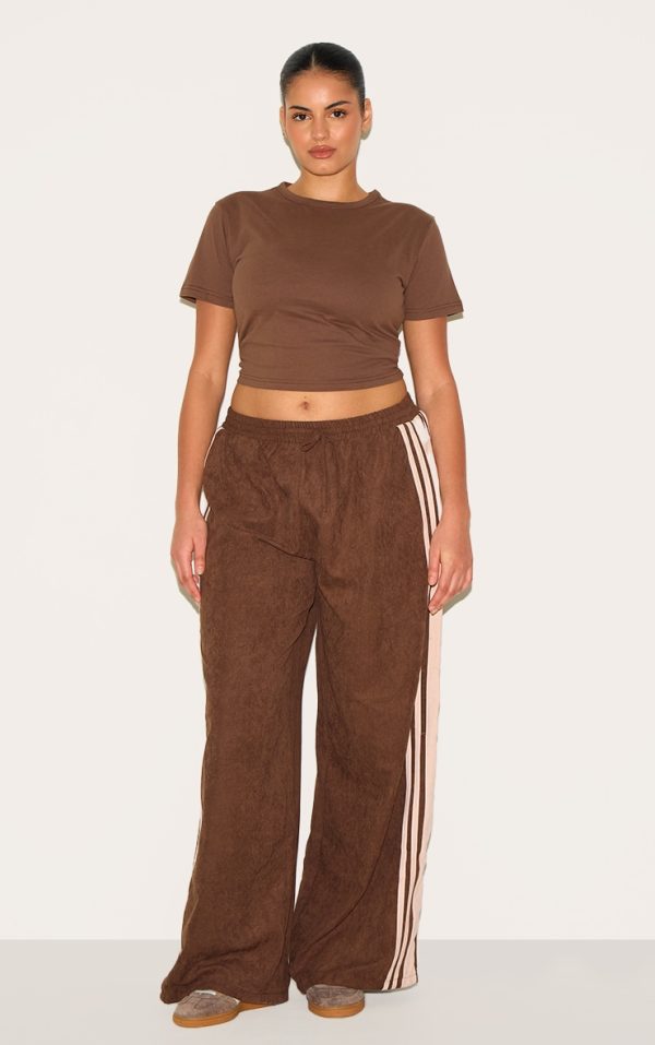 776b145e23089cf455613cde7415ce79e110f7b4_CNL9674_3_prettylittlething_plus_chocolate_cropped_baby_tee