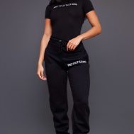 77e78352dbc52d88dfc885e87e2d631eaa8ed183_CNF2362_3_prettylittlething_black_logo_short_sleeved_bodysuit