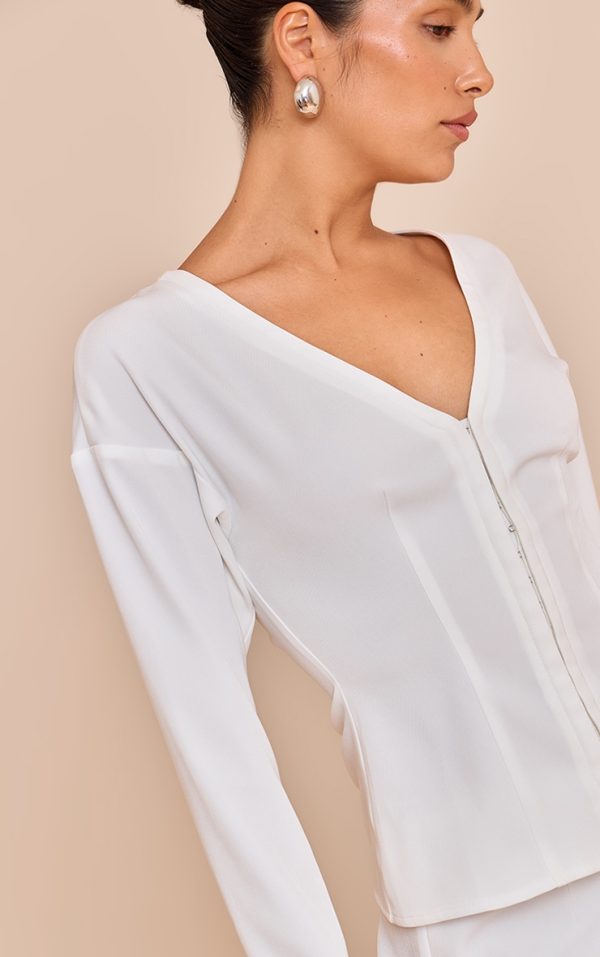 78bd03843d94a78a4a508fe09cf45b4044408449_CNM6999_4_petite_white_collarless_hook_and_eye_cinched_waist_long_top
