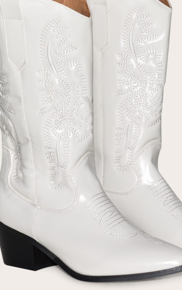 796b4f7c1b5ab3c50af6d1bb79a4f86f7544ad07_CMW3420_4_white_wide_fit_point_toe_stitching_heeled_ankle_western_boots