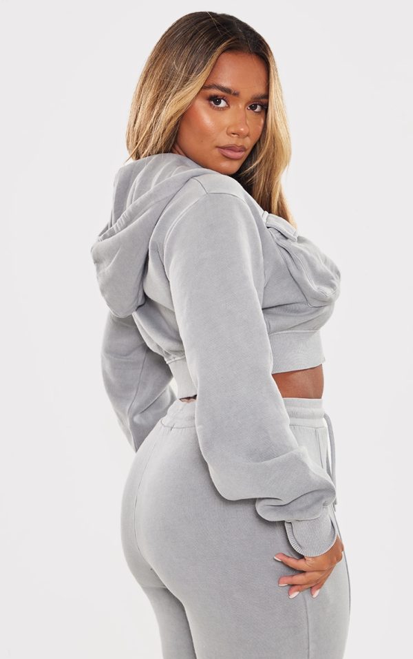 79a35cd1bc1e2db5d3d9efdd9d06e70ec7de8411_CNF9903_2_prettylittlething_shape_grey_marl_washed_cargo_cropped_hoodie