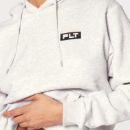 7a1066178100669a4cd61ad80a05b318fc6a7c10_CNF4176_4_prettylittlething_ash_grey_logo_badge_detailed_oversized_hoodie