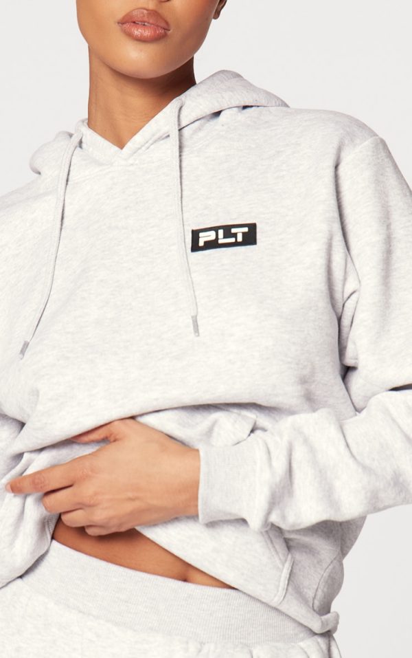 7a1066178100669a4cd61ad80a05b318fc6a7c10_CNF4176_4_prettylittlething_ash_grey_logo_badge_detailed_oversized_hoodie