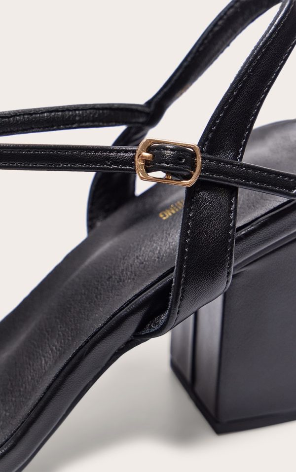 7ab0389d9e9afae5e6a1f528f672fbee521b285e_CMZ0783_4_black_pu_basic_strap_detail_low_heeled_sandals