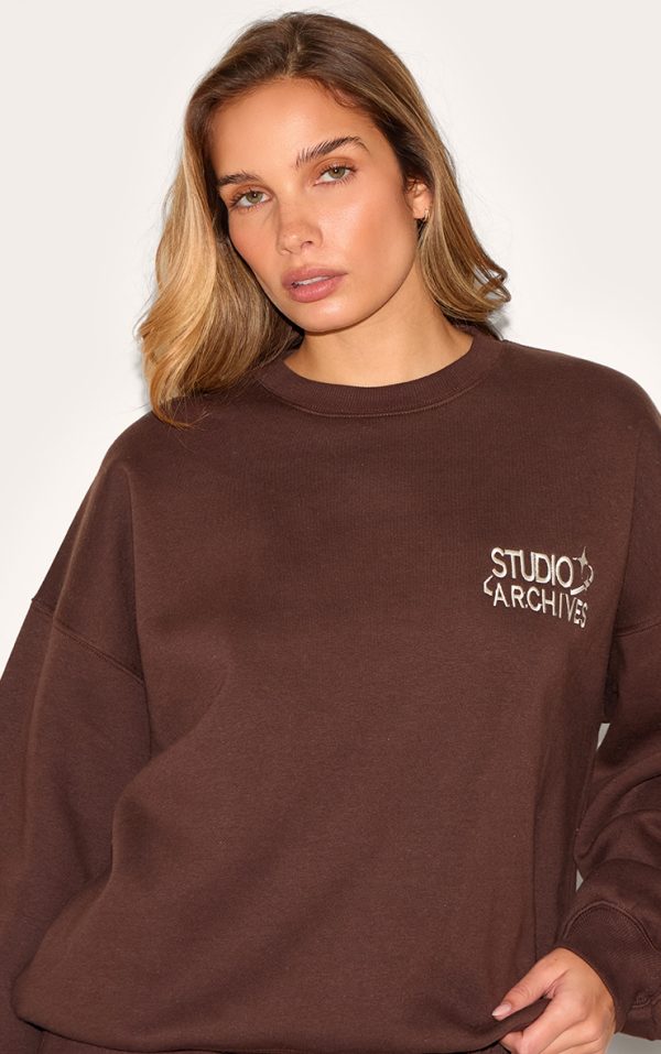 7afb3ec5011110889633bc2bee9adaad4f2384ec_CNM4804_4_chocolate_studio_archives_embroidered_oversized_sweatshirt