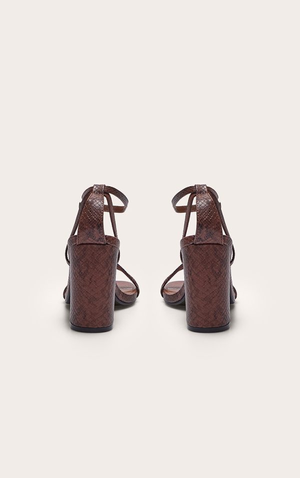 7e19a294b3ce6fe8e06a5e1679cdbab412eb17e8_CNL3570_3_snake_pu_square_toe_buckle_detail_block_heeled_sandal