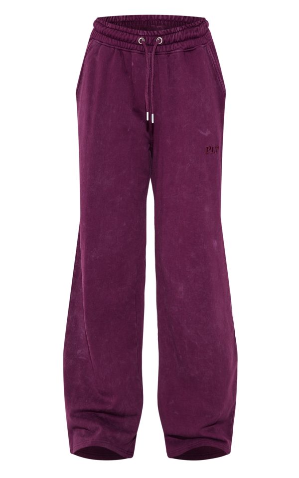 7f054d5f98b4a286f4282d990bb636fa44b77c5f_CNL8058_5_prettylittlething_plum_washed_low_rise_oversized_wide_leg_joggers-1