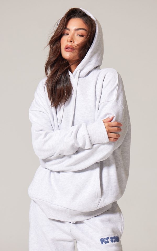 7fad6c07a4cd2c5036b1dc8519e99c8aa279c53c_CNK1742_2_prettylittlething_ash_grey_premium_studio_print_oversized_hoodie