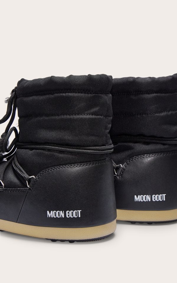 8109ad018506f913008804f45de2675c7e1a23b9_CNB3399_4_moon_boot_black_light_low