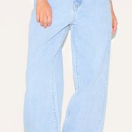 81525967548d5c50d146aa98bce8bcd84870e56a_CNL9991_2_prettylittlething_petite_light_blue_wash_high_waist_boyfriend_jean