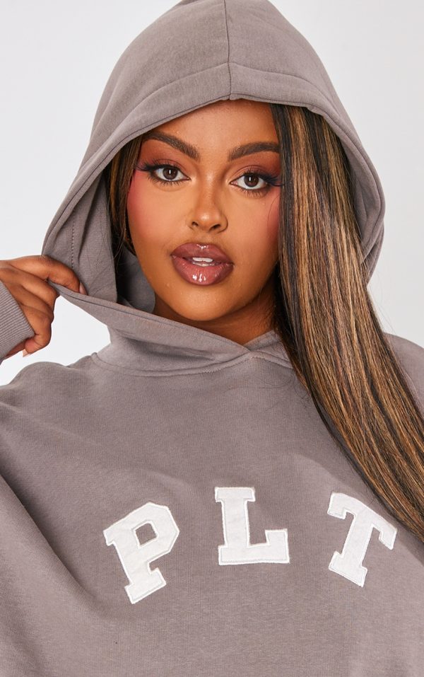 82017266de293856089b7e2e46299d462ca5518e_CNI4891_4_prettylittlething_plus_charcoal_logo_oversized_hoodie