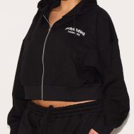 8296824cbbb69c9c6fac3436c1434b02411b3fc1_CNK3383_4_prettylittlething_plus_black_printed_premium_zip_front_hoodie