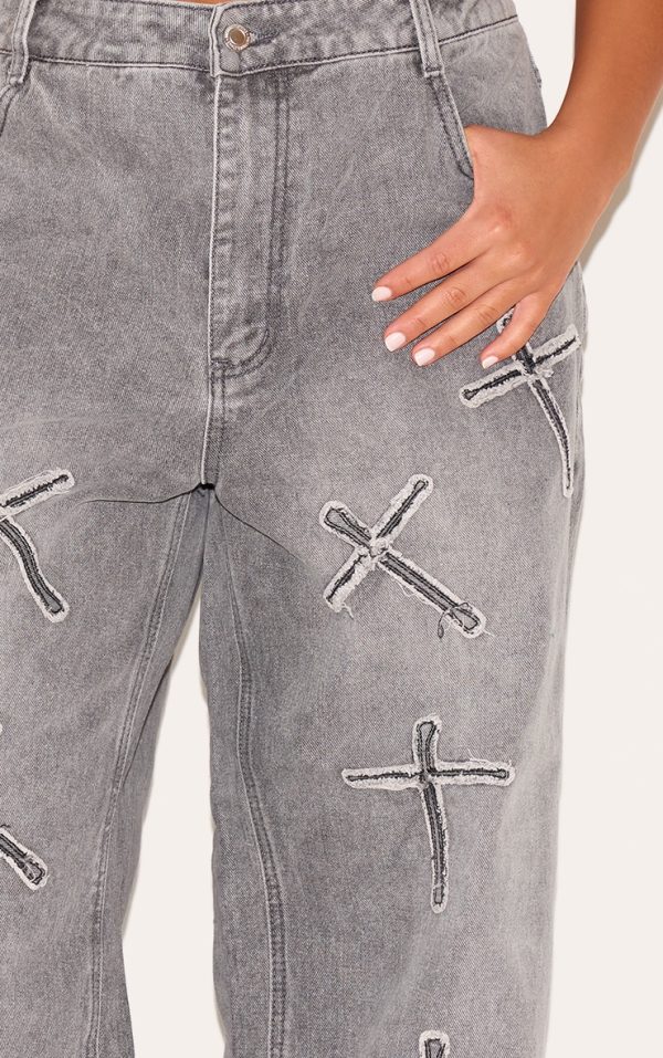 83e8f6e21b1f0928c11b29028c2140f3750ed776_CNH9755_4_plus_washed_black_cross_applique_detail_wide_leg_jeans
