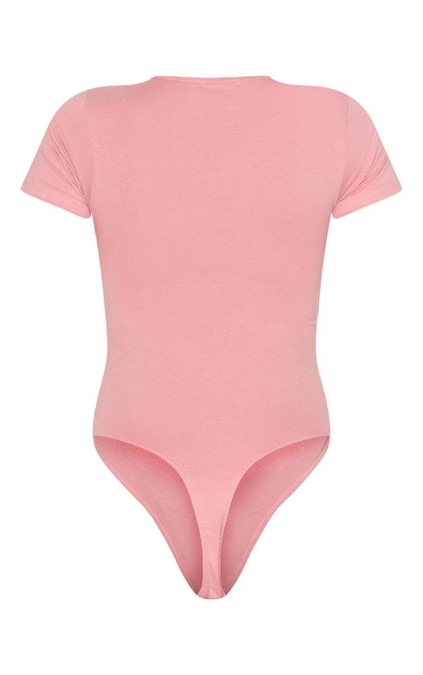 86bc146b2db72863b4416d52b52ab829a6df9bda_CNF2379_6_prettylittlething_light_pink_logo_short_sleeve_bodysuit