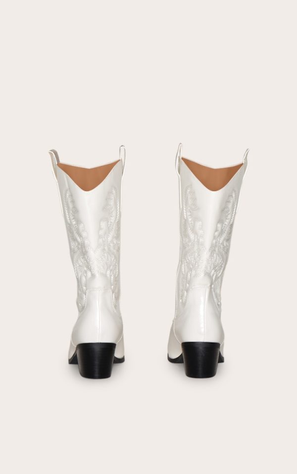 8706d47dfad82df675bfa3940c6dfda9ab8323fa_CMW3420_3_white_wide_fit_point_toe_stitching_heeled_ankle_western_boots