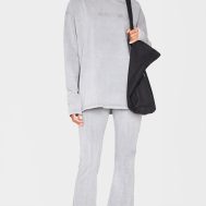 87b804a370ef09e79920c6c42800bd7dc08bdb92_CNK5267_3_prettylittlething_light_grey_embossed_logo_washed_long_sleeve_t_shirt