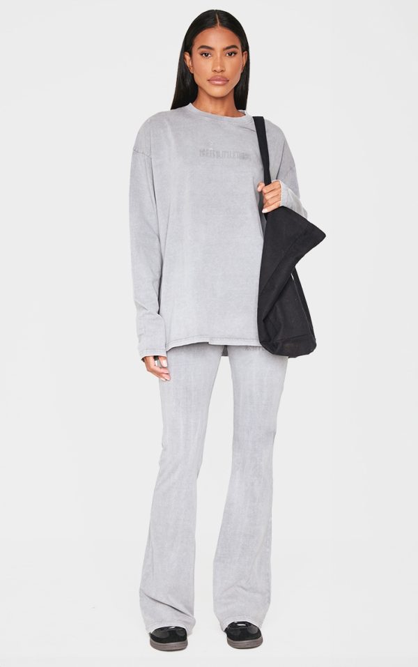 87b804a370ef09e79920c6c42800bd7dc08bdb92_CNK5267_3_prettylittlething_light_grey_embossed_logo_washed_long_sleeve_t_shirt