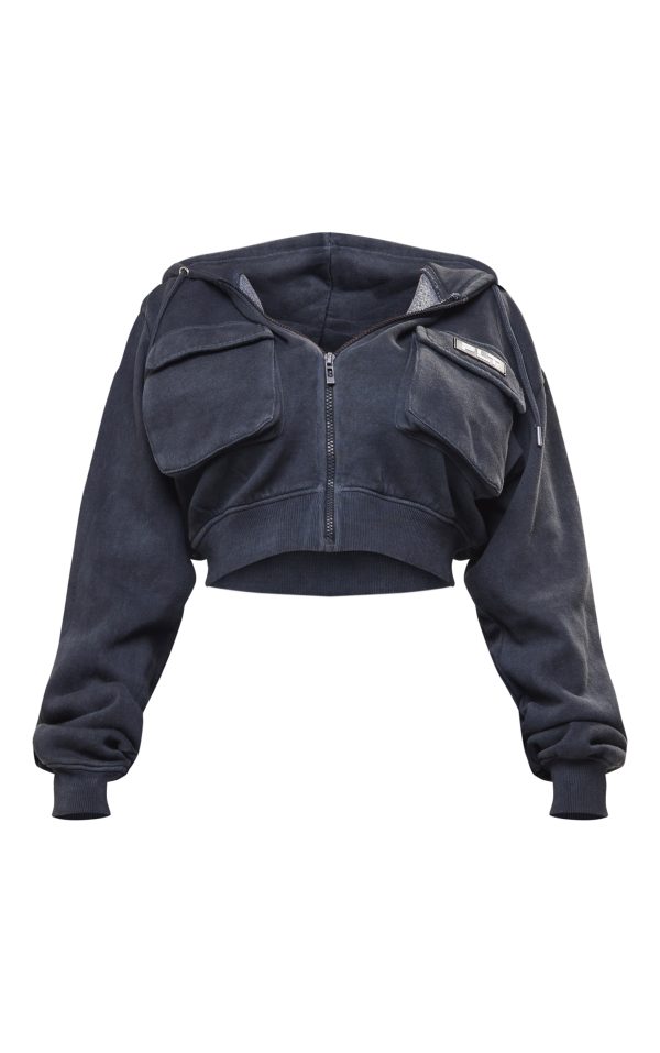 88020c0be54af8c9a54d89b380f9d1161357bee2_CNK0465_5_prettylittlething_shape_washed_charcoal_cargo_cropped_hoodie
