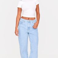 880b59344197cbf9c7368e5e2b7c0f34fb8aa25c_CNL6136_1_prettylittlething_light_blue_wash_high_waist_boyfriend_jeans