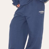 89096446e9c4438d6028fd92f5f345062a7f7011_CNK3386_2_prettylittlething_plus_navy_printed_premium_straight_leg_joggers