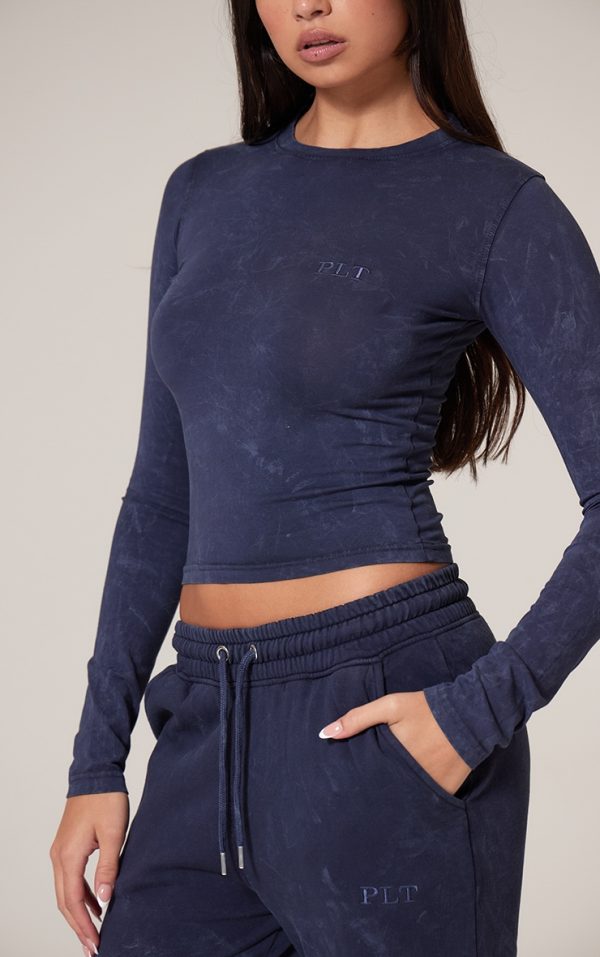 899739cde20af055346503276c815d446b3e3bdf_CNK5074_4_prettylittlething_navy_washed_longline_cotton_long_sleeve_fitted_t_shirt