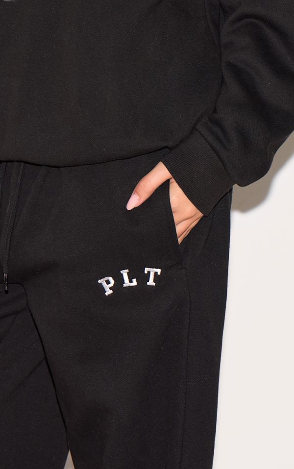 8a6f3757b8425f8a4cf47bf40e848661392cba7e_CNL9009_4_prettylittlething_black_logo_print_oversized_wide_leg_joggers