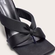 8b34f6154c9077d877159bfb8f604038947f40fc_CNI0205_4_black_square_toe_thong_padded_heeled_mules