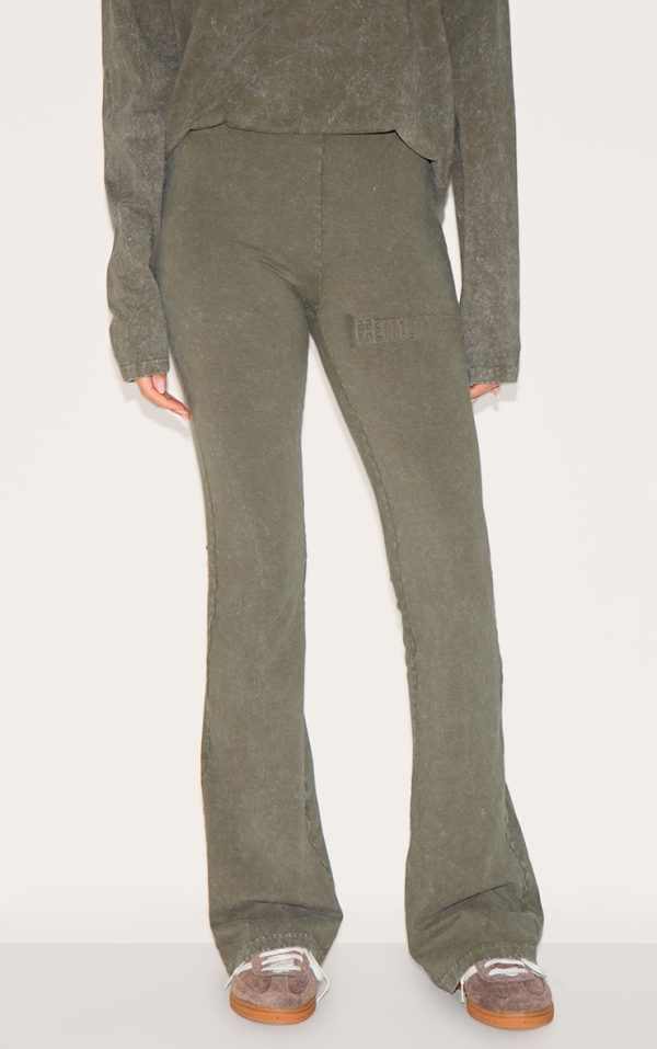 8b37fc035e9f43515a4809dec1981092cf66c609_CNM0250_2_prettylittlething_olive_embossed_logo_washed_skinny_flare_trouser-1