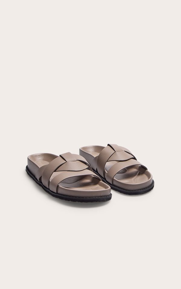 8d009630bc27c3279f2d1547413fdebd067589d2_CNM0257_1_mushroom_pu_round_toe_weave_chunky_strap_sandals