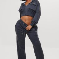 8d240c5d967a80c9e04e45ba9171fe0c40cbbcb4_CNK0465_3_prettylittlething_shape_washed_charcoal_cargo_cropped_hoodie