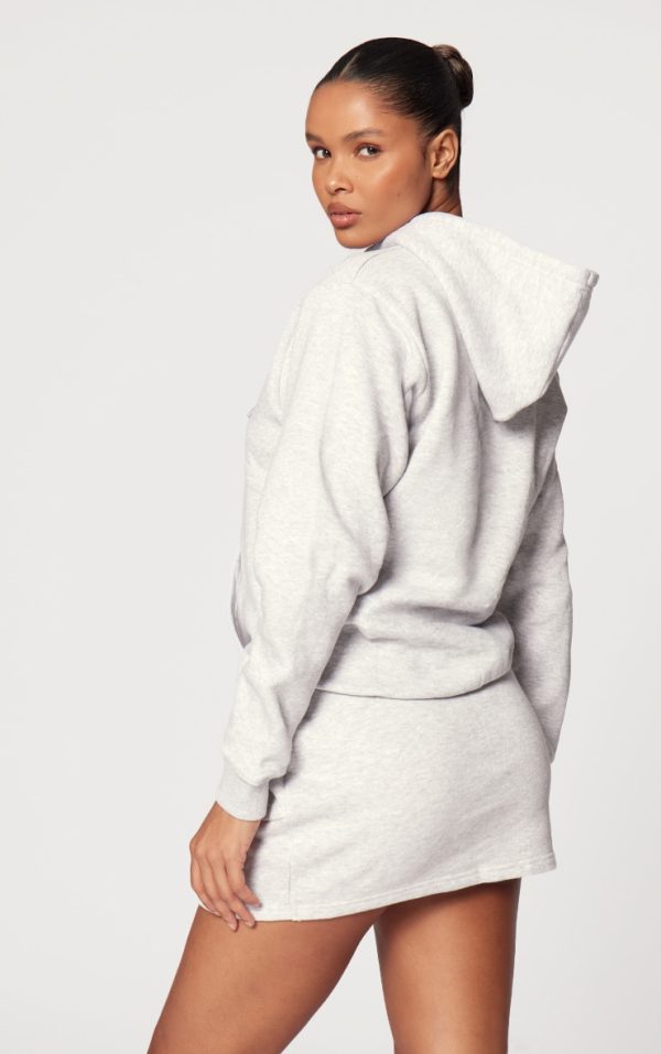 8e59828a499001a7e3bc9d621ca9f4a124b3f1c9_CNF4176_2_prettylittlething_ash_grey_logo_badge_detailed_oversized_hoodie