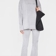 8f0fdfa9e58a224cb003d9991f17dc1b44e0ccd5_CNK5266_1_prettylittlething_light_grey_embossed_logo_washed_skinny_flare_trousers