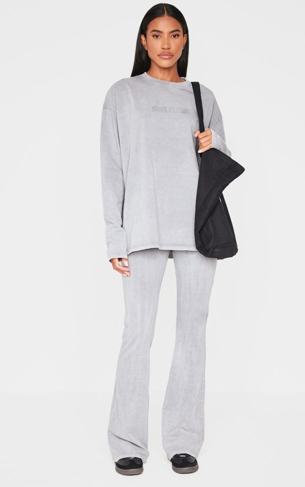 8f0fdfa9e58a224cb003d9991f17dc1b44e0ccd5_CNK5266_1_prettylittlething_light_grey_embossed_logo_washed_skinny_flare_trousers