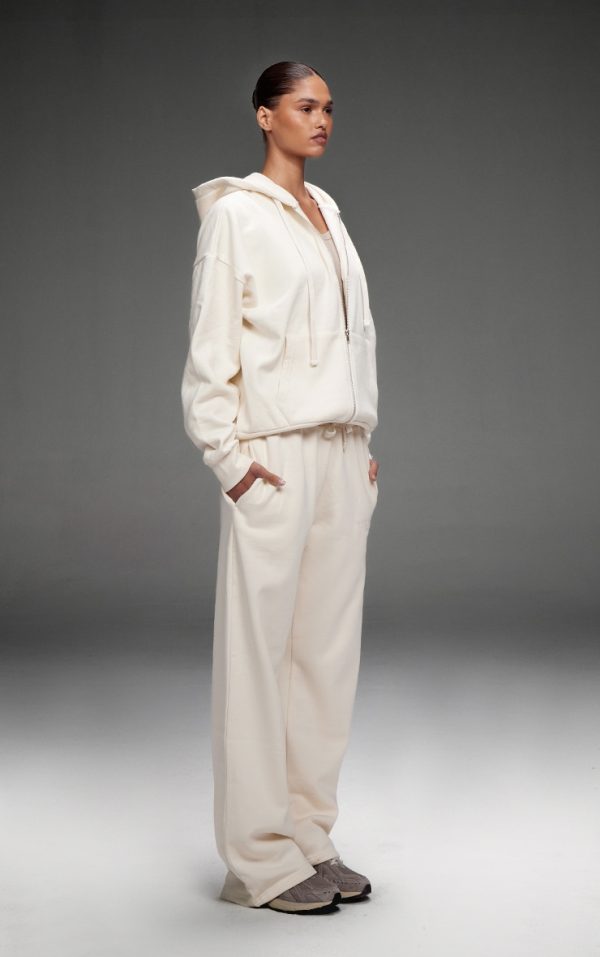8f6e7bef99fc05a82a5892d0261e87ea4802c606_CNK1749_2_prettylittlething_cream_premium_embroidered_oversized_wide_leg_joggers