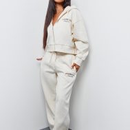 9062764713dab3e933063937ae584f727951509b_CNK1317_3_prettylittlething_petite_cream_premium_print_zip_front_hoodie