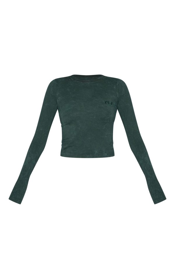 907a6b203e5885fd0fdfa50f4c99925d31f0e587_CNK5073_5_prettylittlething_forest_green_washed_longline_cotton_long_sleeve_fitted_t_shirt