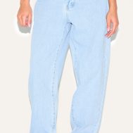912108be0254db08f650f0f4c3b22e01259a0559_CNM0386_2_prettylittlething_petite_light_blue_high_waist_mom_jeans
