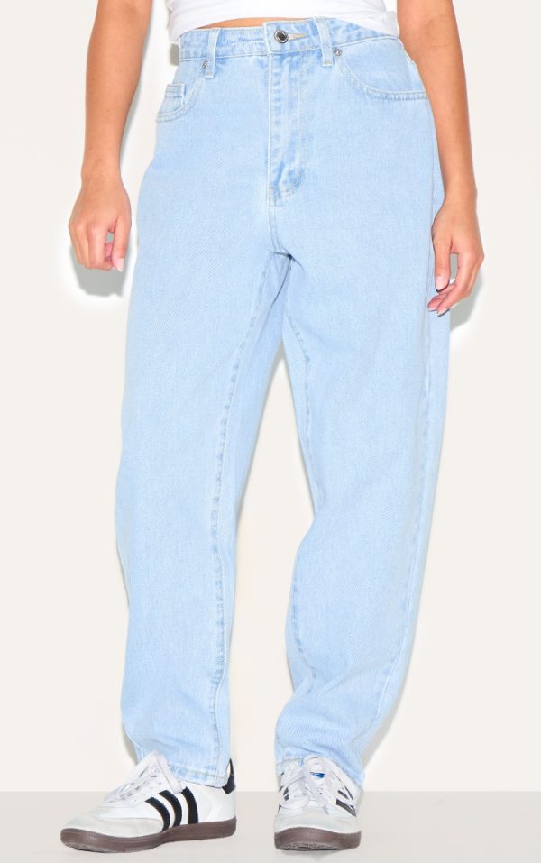 912108be0254db08f650f0f4c3b22e01259a0559_CNM0386_2_prettylittlething_petite_light_blue_high_waist_mom_jeans