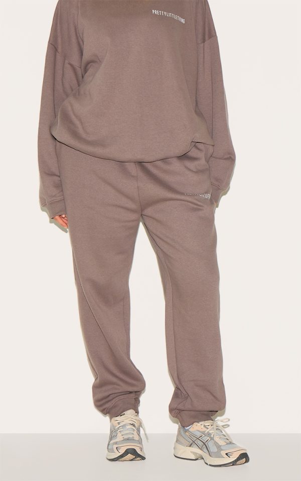 925976eb67fba39241a1a0f2cd7425cf4ae6cbab_CNE5752_2_prettylittlething_plus_charcoal_grey_oversized_slogan_joggers