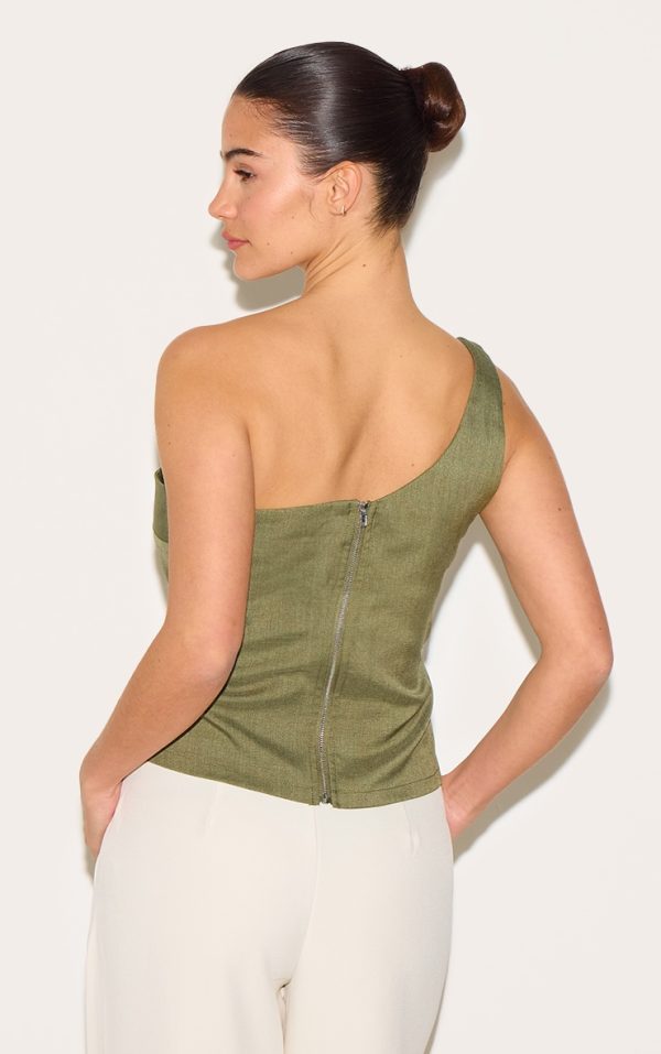 925d986dd1856cb108be908776a7995a21773b02_CNL9452_2_olive_woven_asymmetric_top