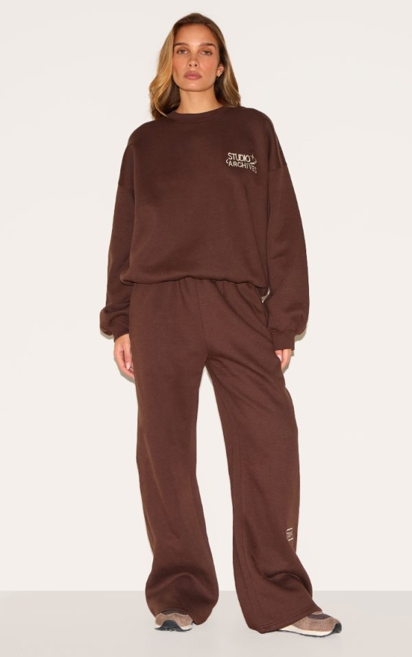 926219af29fdb76f0c99532fbf333796885cf7de_CNM4804_3_chocolate_studio_archives_embroidered_oversized_sweatshirt