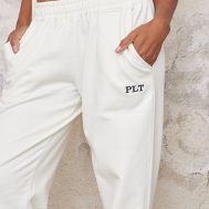 9270cca9c396080b7c40e4804be6eeb25ad896ac_CNK4469_4_prettylittlething_cream_contrast_embroidery_wide_leg_low_rise_joggers